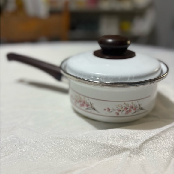 Vintage set of 4 White Floral Saucepans, Pans and Pots with Brown Handle - Picture 11 of 16